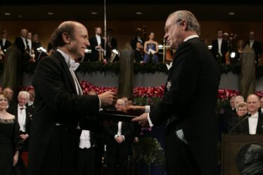 Frank Wilczek shakes hands with the King of Sweden while receiving the 2004 Nobel Prize in Physics